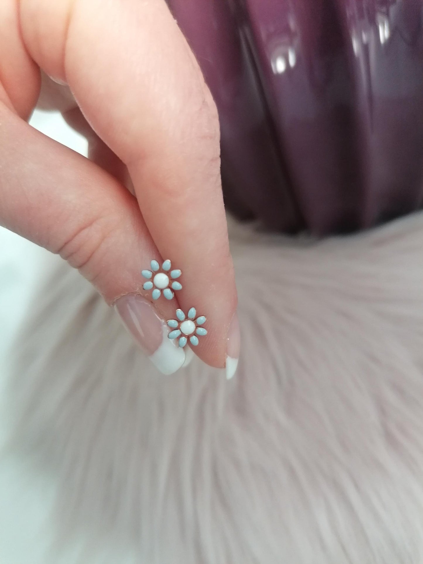 Roségold Blümchen Ohrstecker – Hellblau, 7 mm | Edelstahl