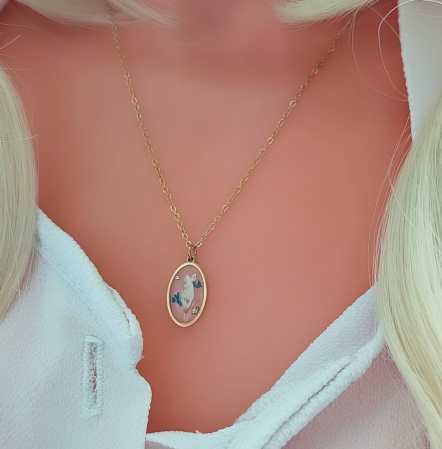 Blüten Halskette mit ovalem Gießharz Anhänger – goldfarbene Kette mit floralem Design