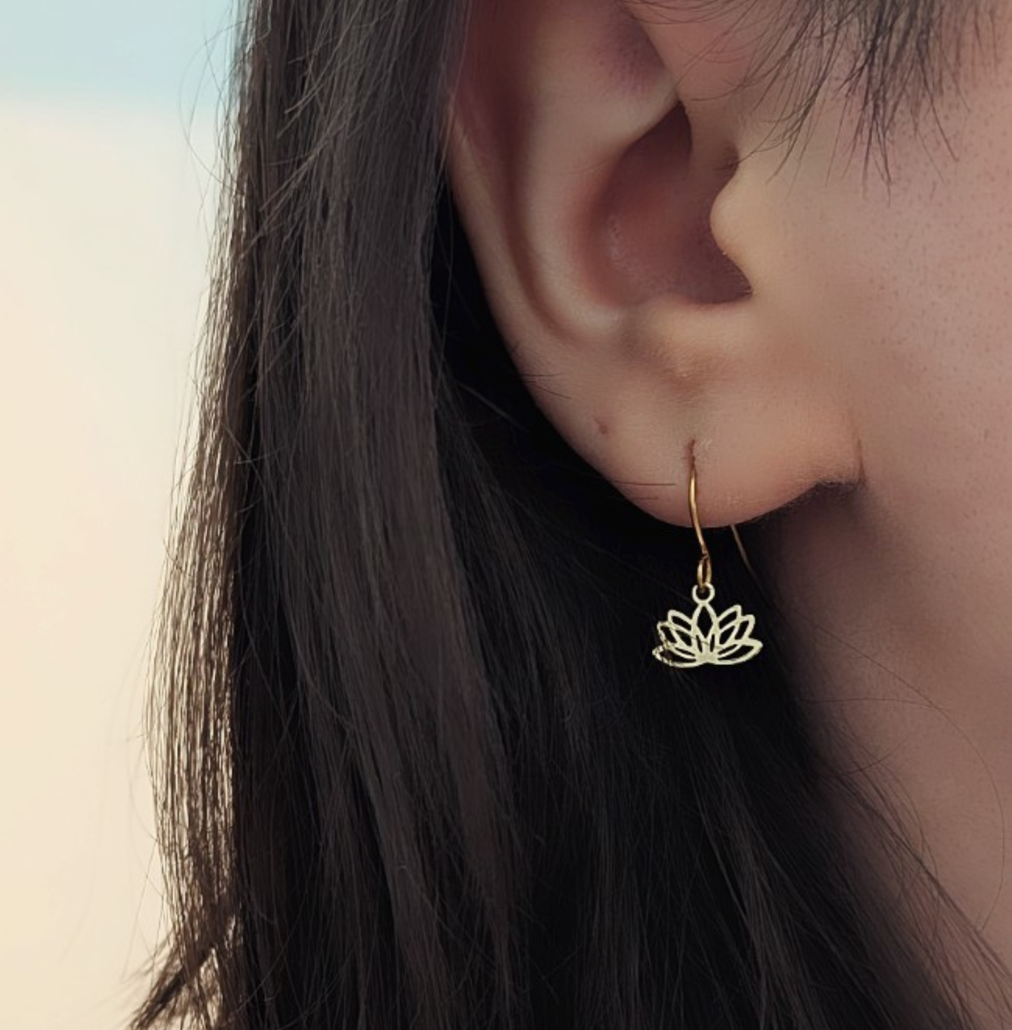 Lotus Ohrringe aus vergoldetem Edelstahl – filigrane Hängeohrringe, 19 mm