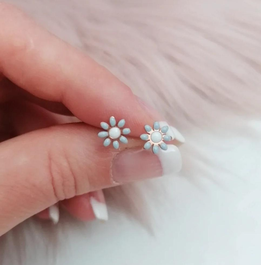 Roségold Blümchen Ohrstecker – Hellblau, 7 mm | Edelstahl
