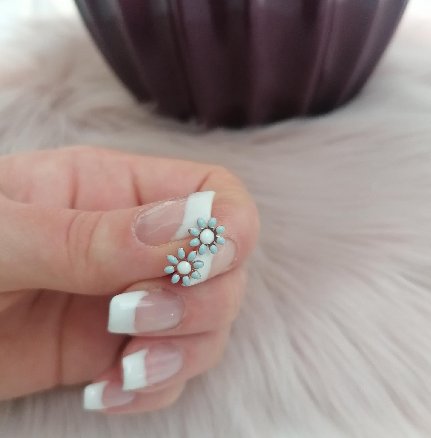 Roségold Blümchen Ohrstecker – Hellblau, 7 mm | Edelstahl