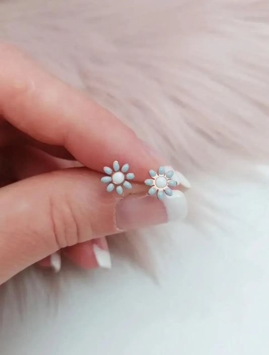 Roségold Blümchen Ohrstecker – Hellblau, 7 mm | Edelstahl