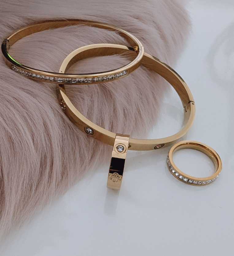 Schmuckset „Golden Luxe“ – 2 Ringe & 2 Armreifen | Edelstahl Gold | Mit Kristallen