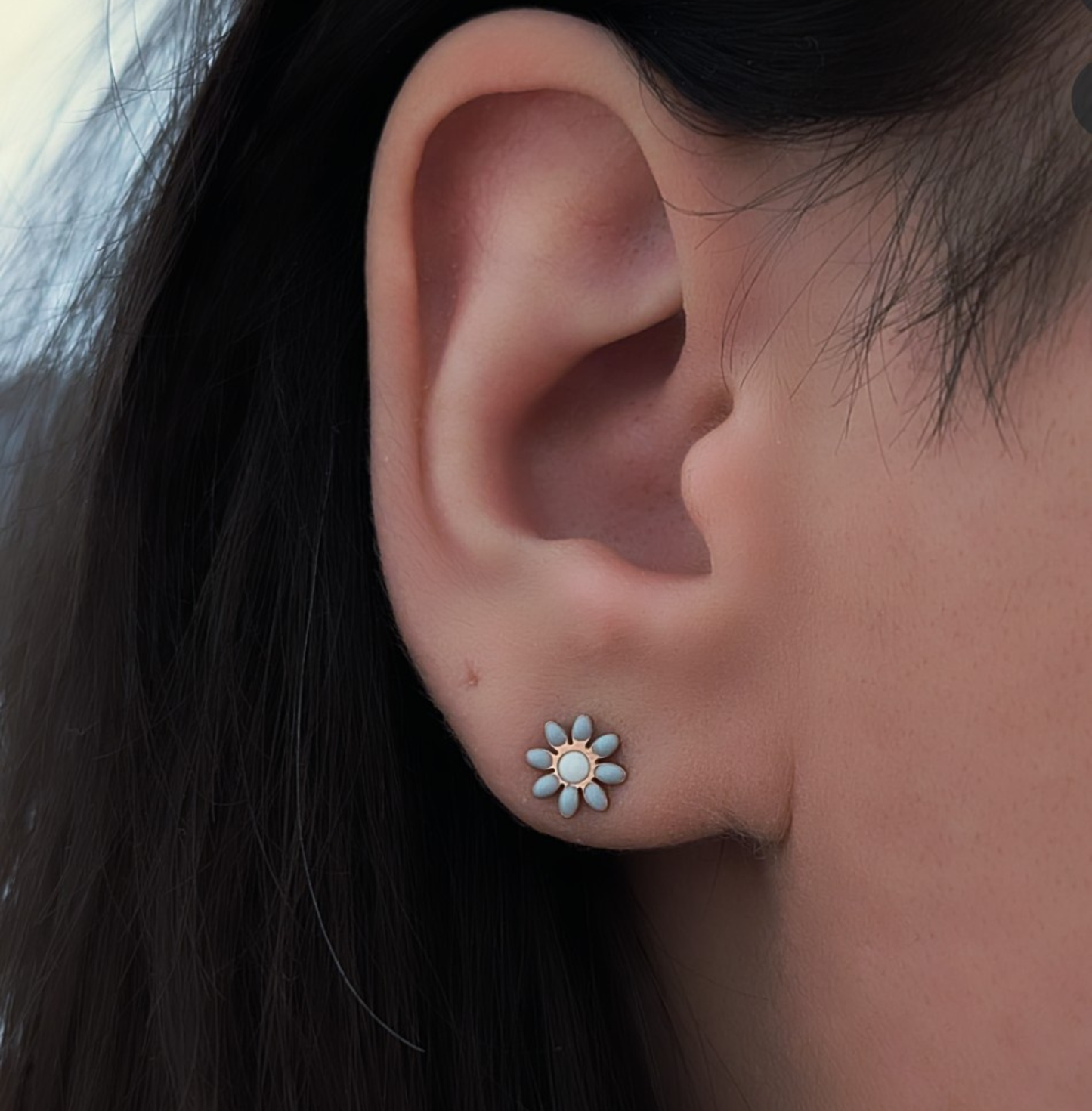 Roségold Blümchen Ohrstecker – Hellblau, 7 mm | Edelstahl