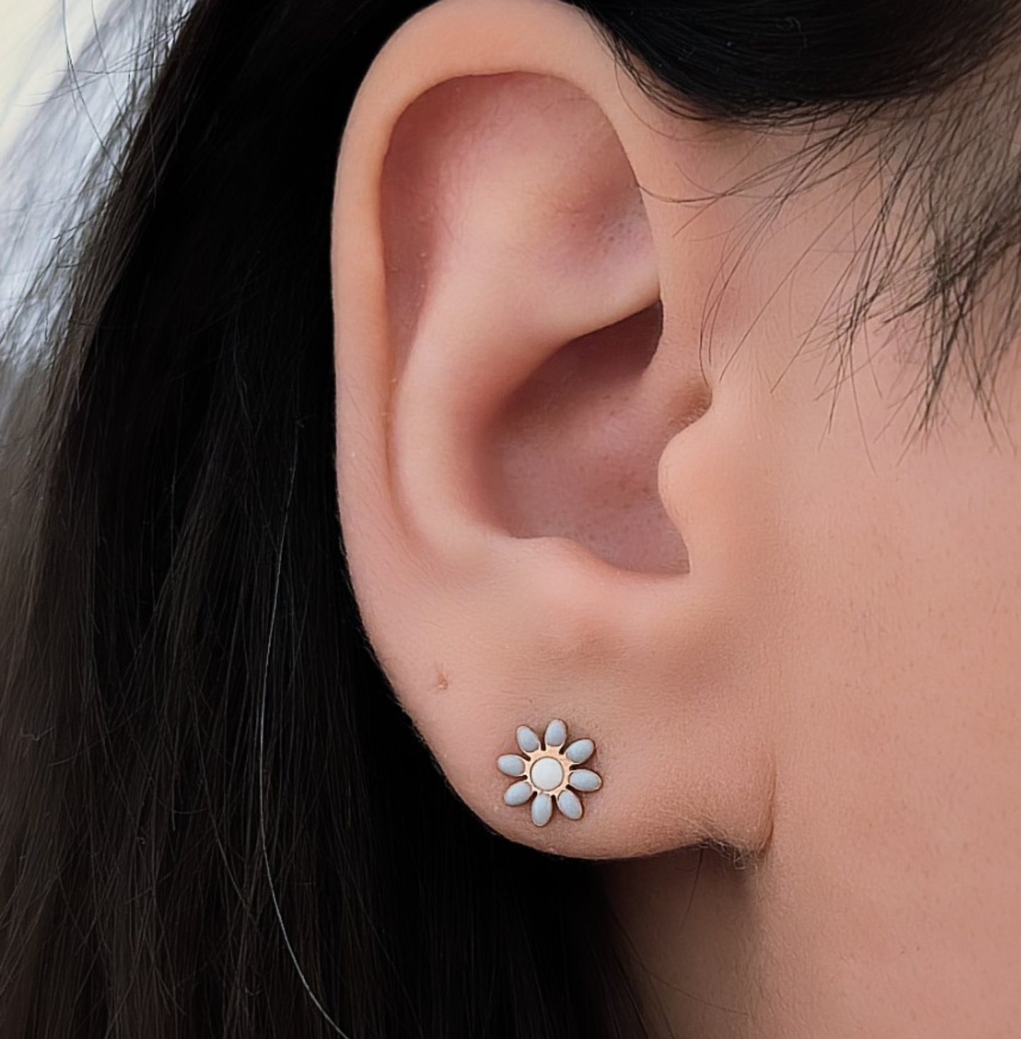 Roségold Blümchen Ohrstecker – Hellblau, 7 mm | Edelstahl