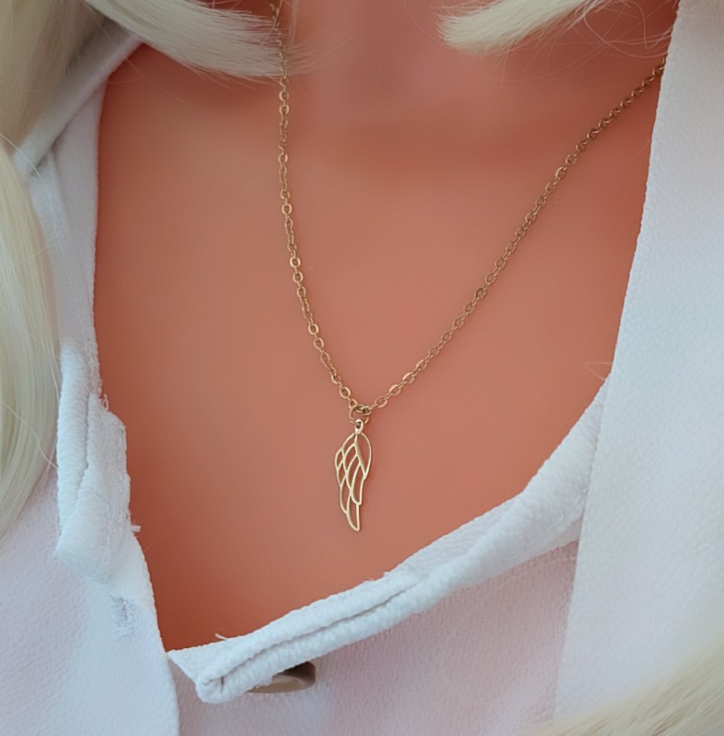 Engelsflügel Kette aus goldfarbenem Edelstahl – filigrane Halskette mit Flügel Anhänger