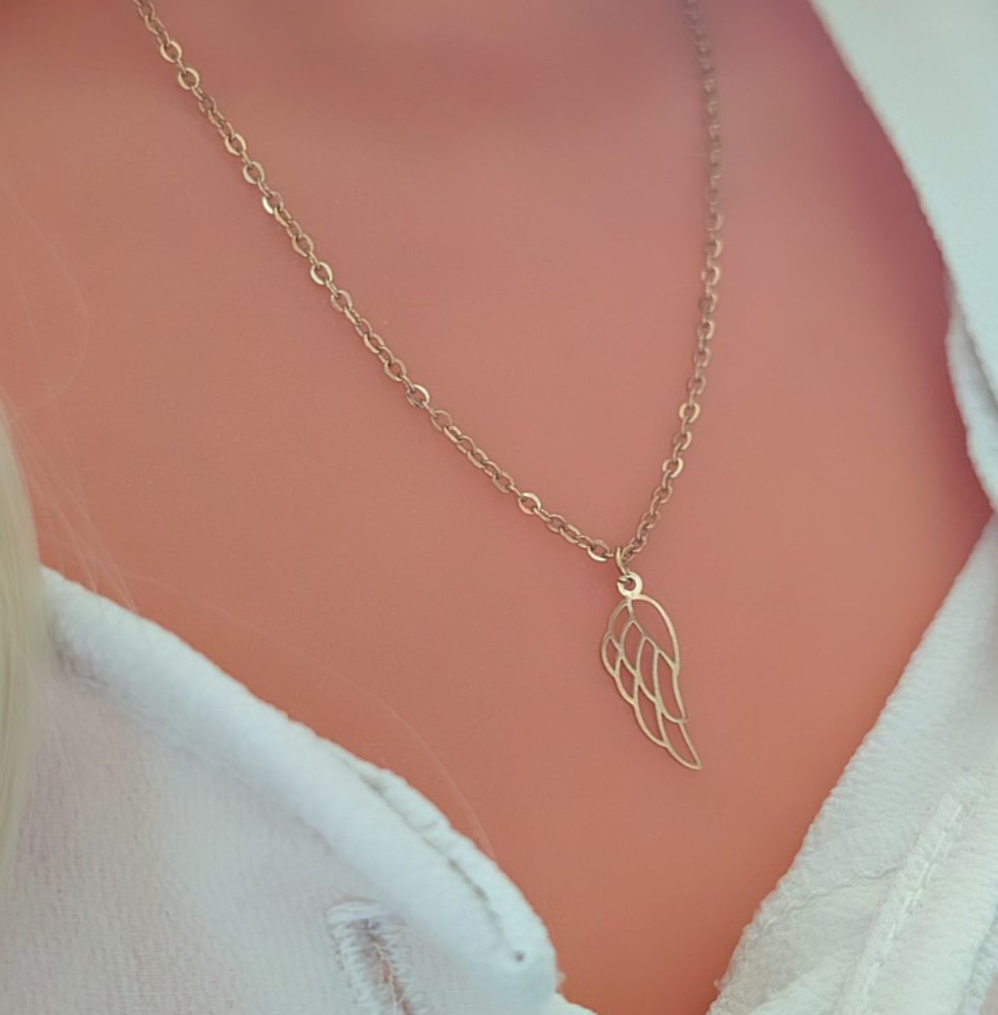 Engelsflügel Kette aus goldfarbenem Edelstahl – filigrane Halskette mit Flügel Anhänger