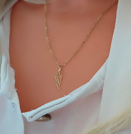 Engelsflügel Kette aus goldfarbenem Edelstahl – filigrane Halskette mit Flügel Anhänger