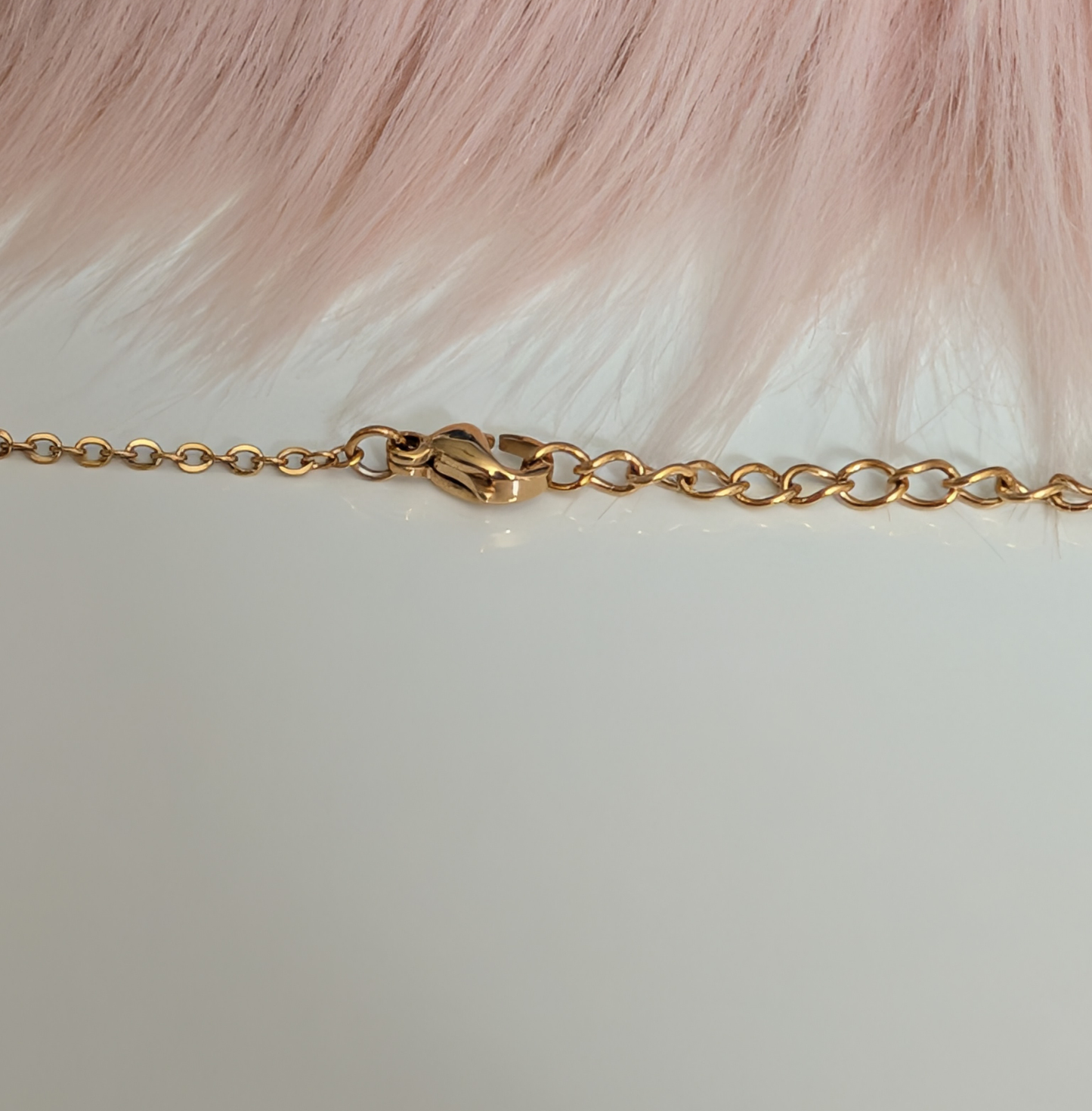 Engelsflügel Kette aus goldfarbenem Edelstahl – filigrane Halskette mit Flügel Anhänger