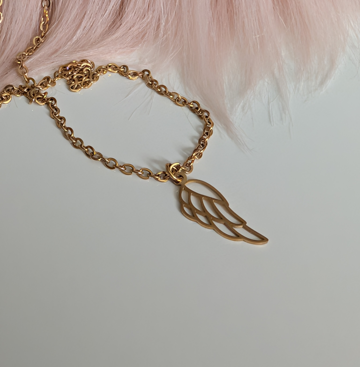 Engelsflügel Kette aus goldfarbenem Edelstahl – filigrane Halskette mit Flügel Anhänger