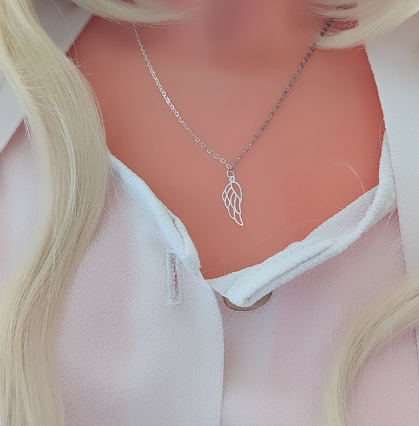 Engelsflügel Kette aus Edelstahl in Silber – filigrane Halskette mit Flügel Anhänger