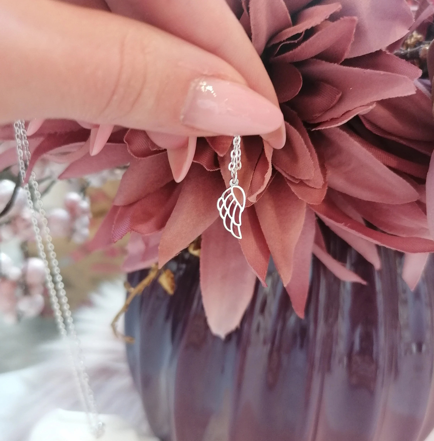 Engelsflügel Kette aus Edelstahl in Silber – filigrane Halskette mit Flügel Anhänger