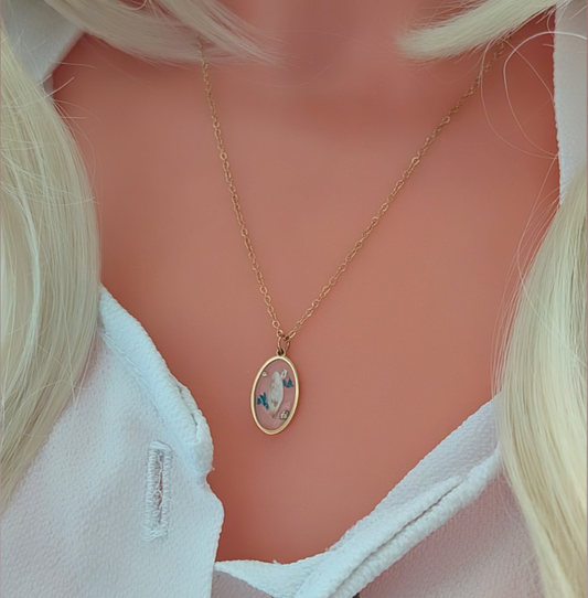 Blüten Halskette mit ovalem Gießharz Anhänger – goldfarbene Kette mit floralem Design