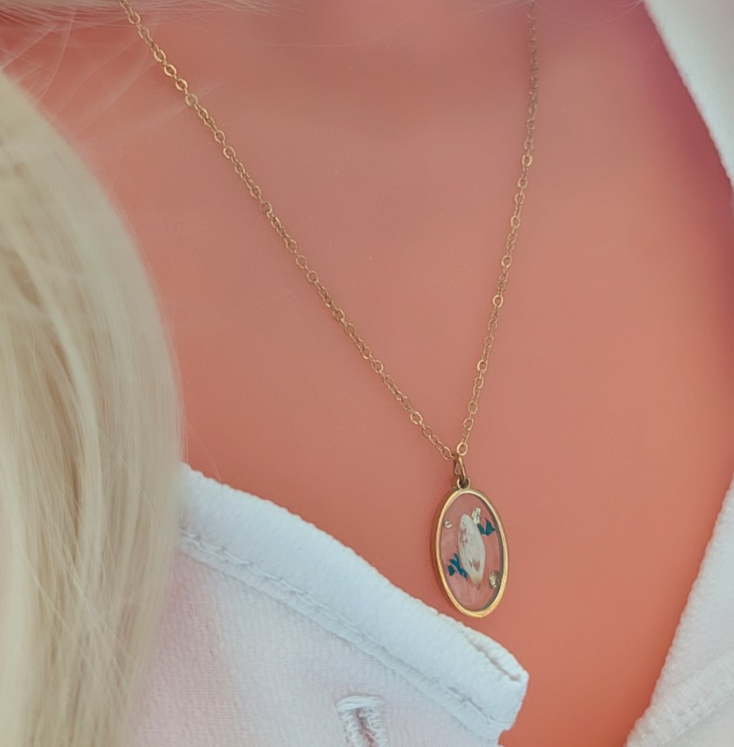 Blüten Halskette mit ovalem Gießharz Anhänger – goldfarbene Kette mit floralem Design