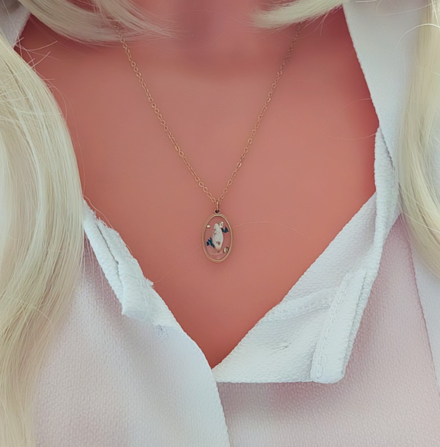 Blüten Halskette mit ovalem Gießharz Anhänger – goldfarbene Kette mit floralem Design
