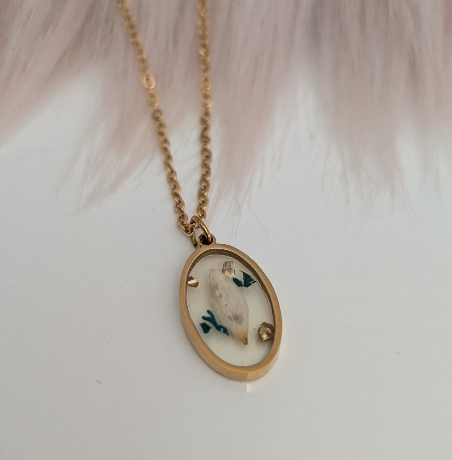 Blüten Halskette mit ovalem Gießharz Anhänger – goldfarbene Kette mit floralem Design