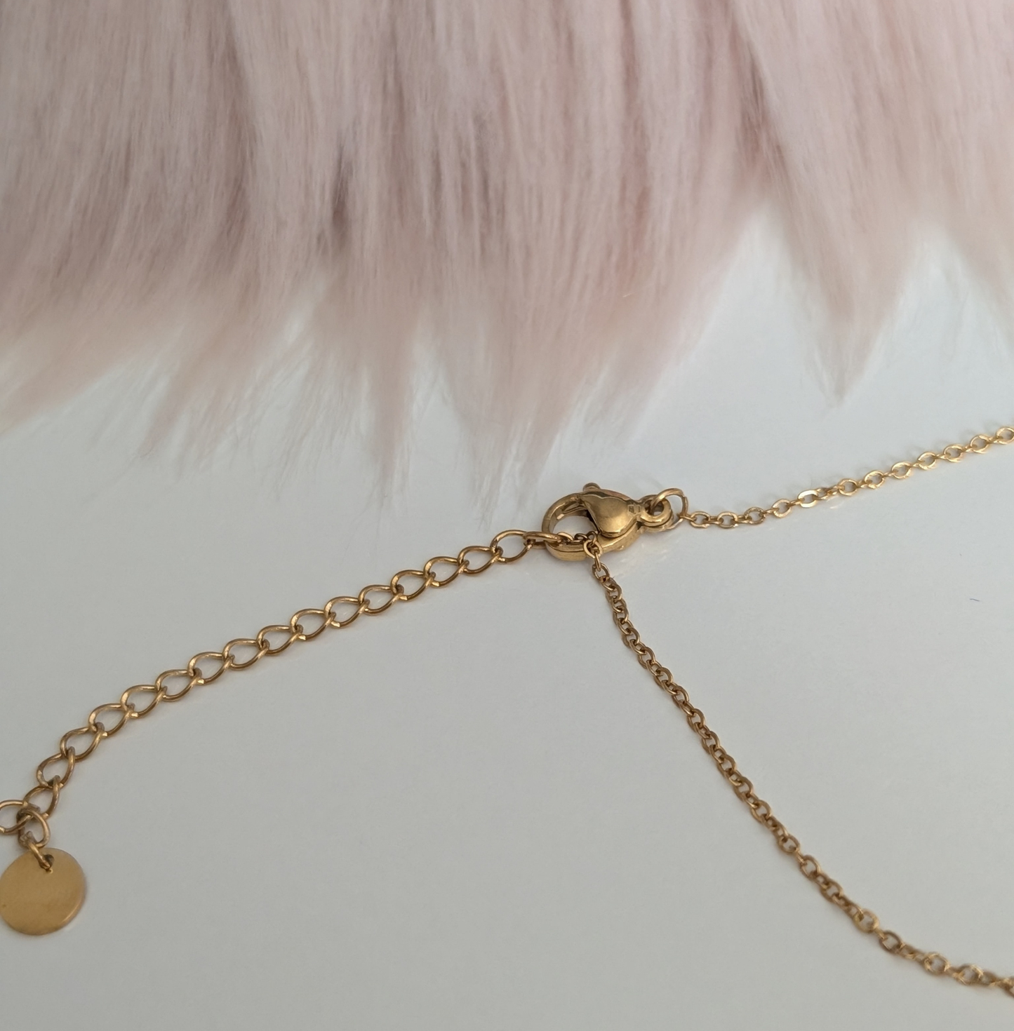 Blüten Halskette mit ovalem Gießharz Anhänger – goldfarbene Kette mit floralem Design