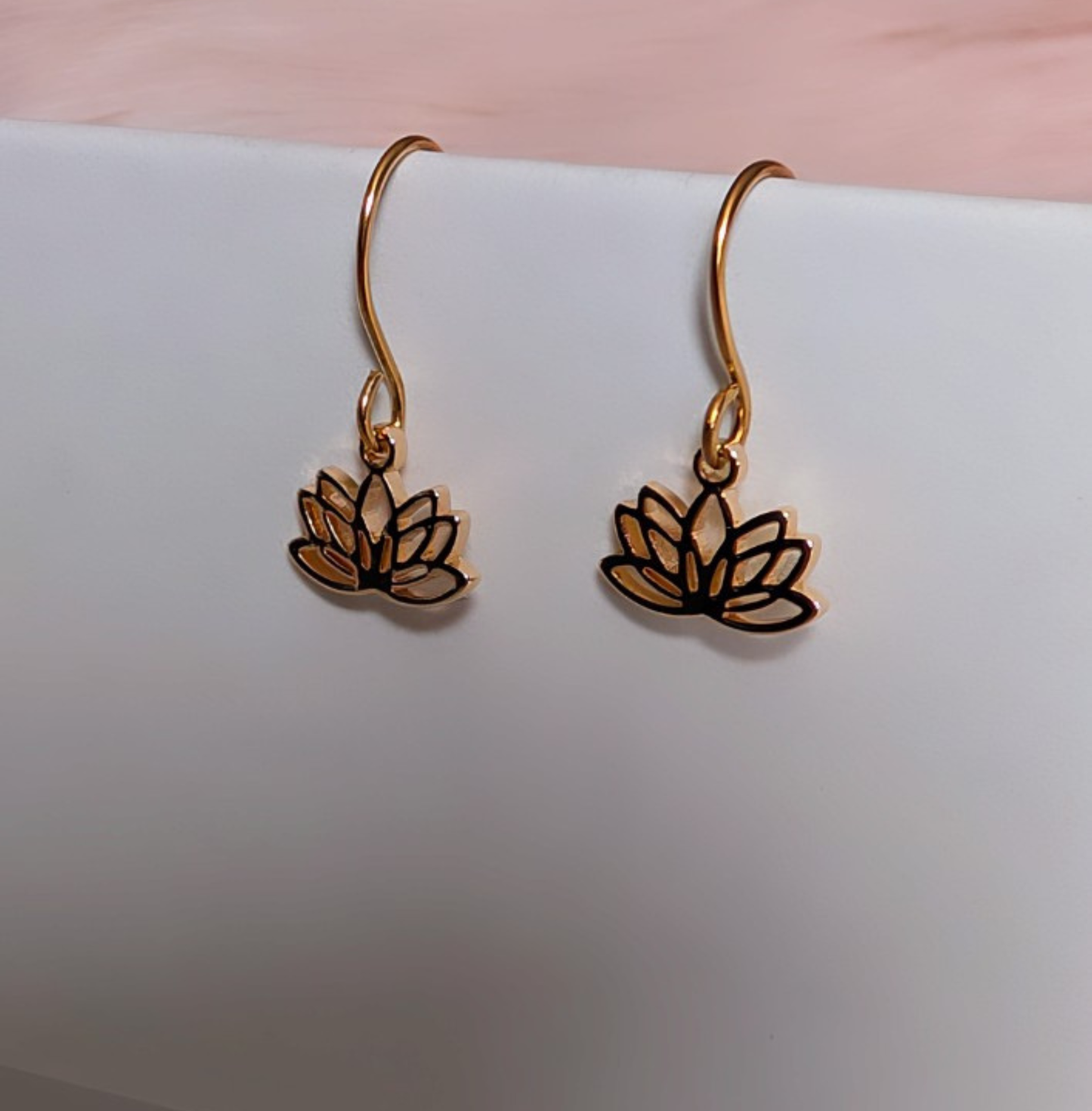 Lotus Ohrringe aus vergoldetem Edelstahl – filigrane Hängeohrringe, 19 mm