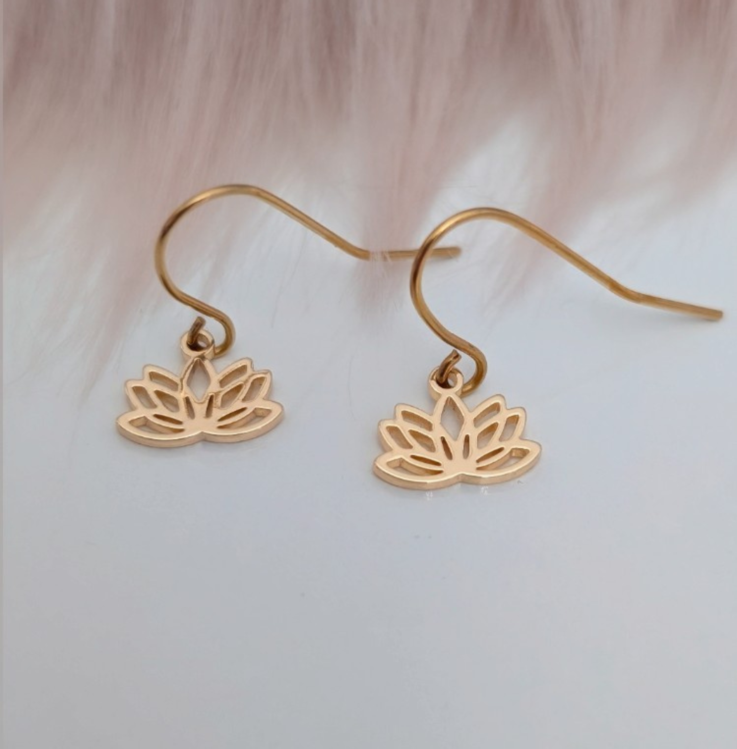Lotus Ohrringe aus vergoldetem Edelstahl – filigrane Hängeohrringe, 19 mm