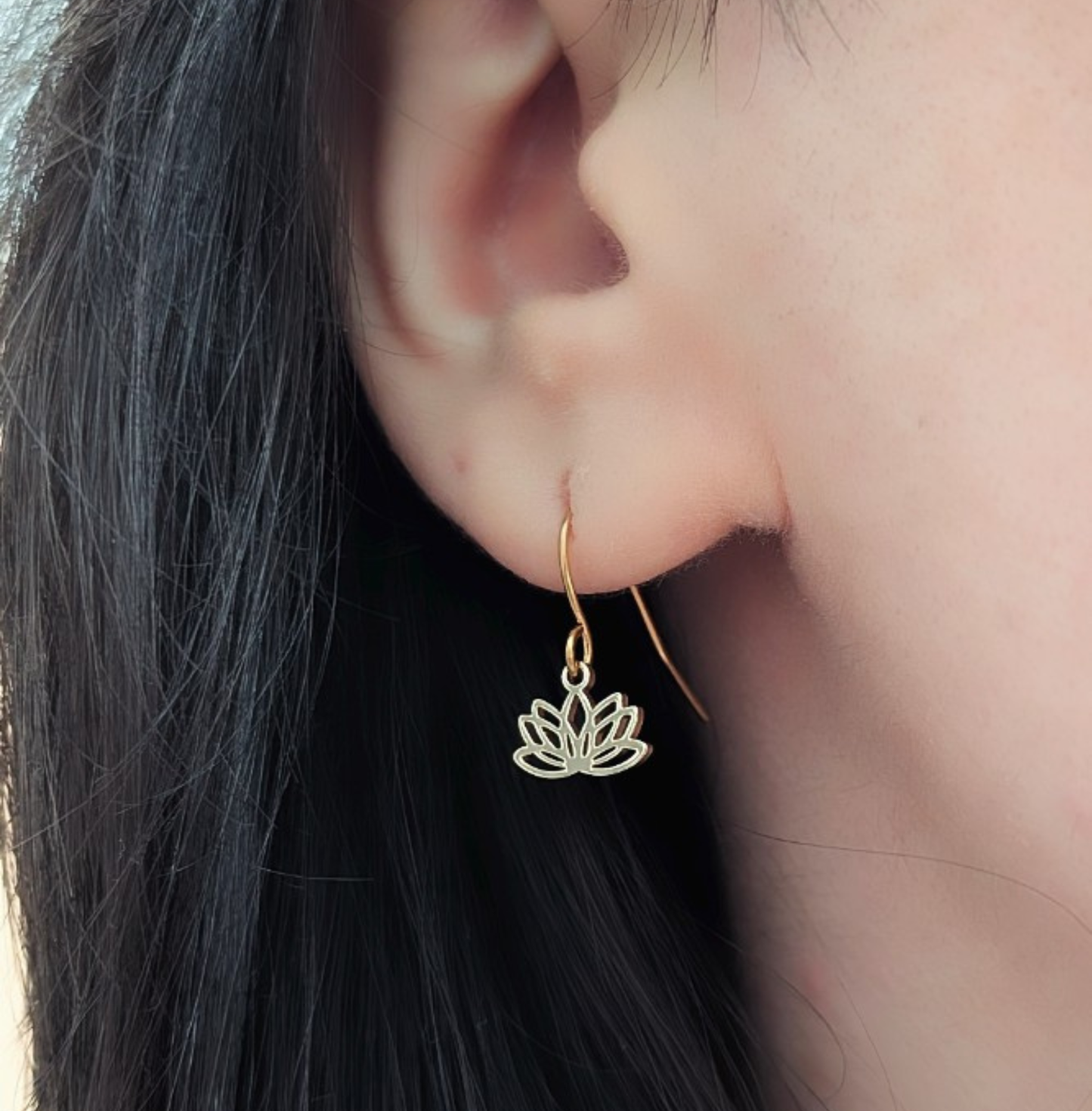 Lotus Ohrringe aus vergoldetem Edelstahl – filigrane Hängeohrringe, 19 mm
