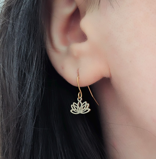 Lotus Ohrringe aus vergoldetem Edelstahl – filigrane Hängeohrringe, 19 mm