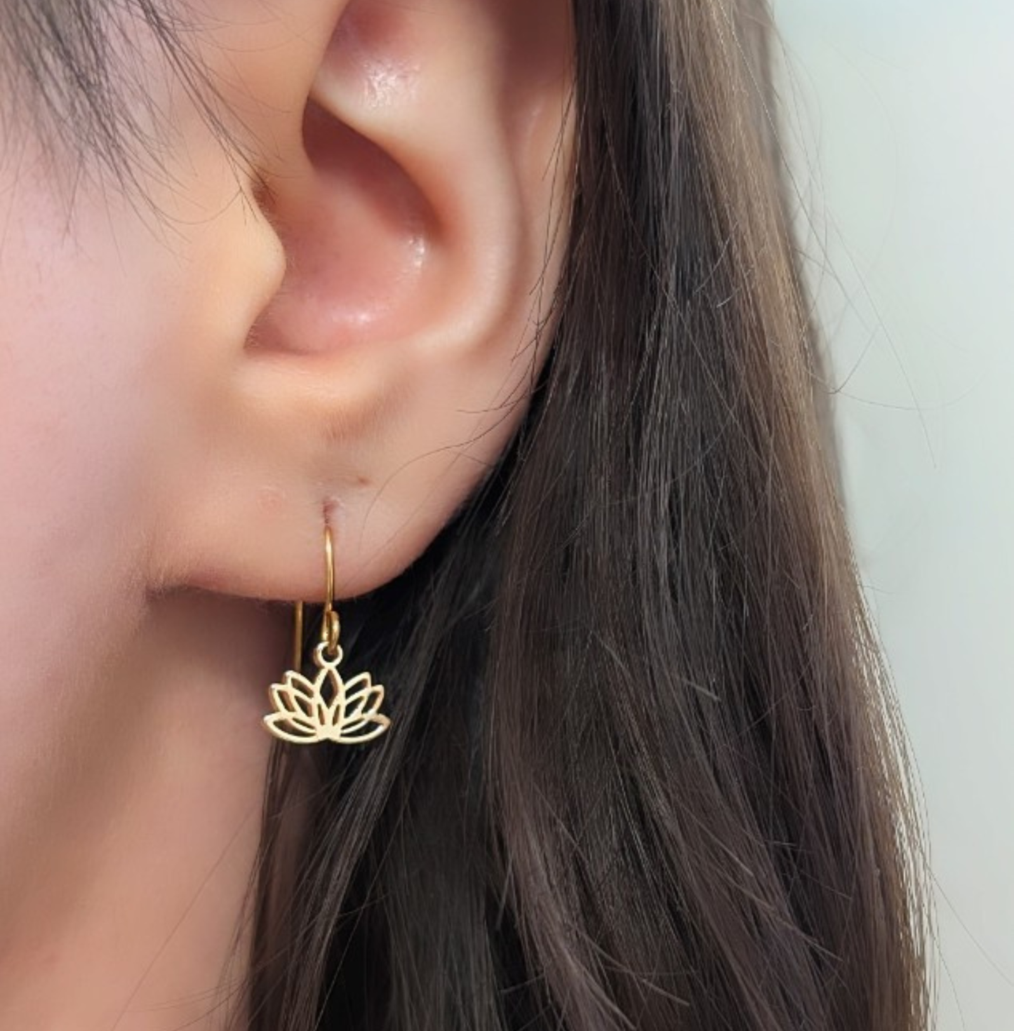 Lotus Ohrringe aus vergoldetem Edelstahl – filigrane Hängeohrringe, 19 mm