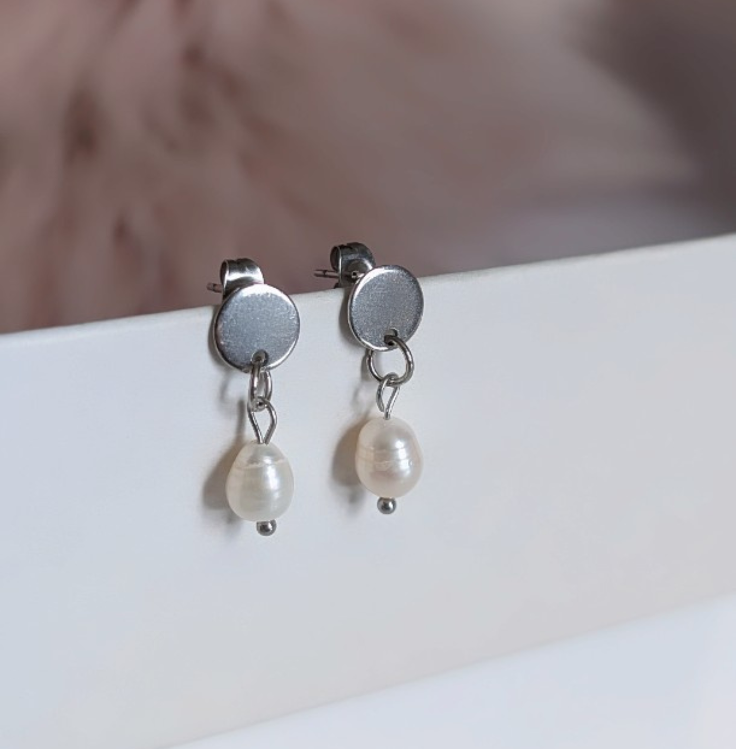 Perlenohrringe aus Edelstahl mit Süßwasserperle – elegante Ohrstecker, 25 mm