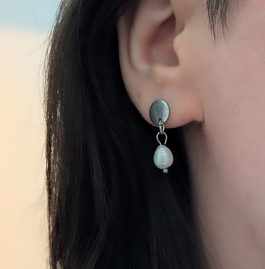 Perlenohrringe aus Edelstahl mit Süßwasserperle – elegante Ohrstecker, 25 mm