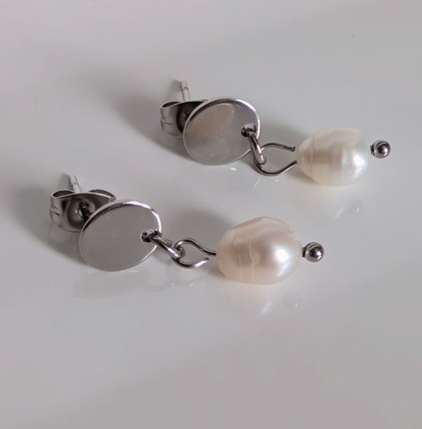 Perlenohrringe aus Edelstahl mit Süßwasserperle – elegante Ohrstecker, 25 mm
