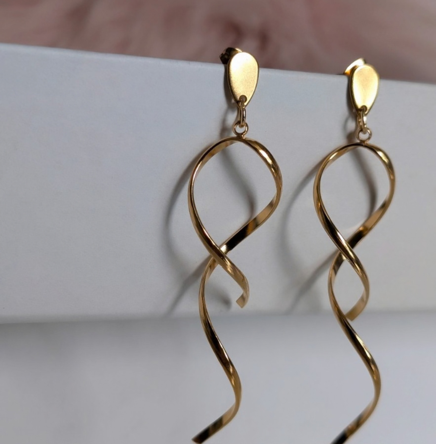 Ohrringe Edelstahl 14K vergoldet – Tropfenohrstecker mit spiralförmigem Hänger, 77 mm