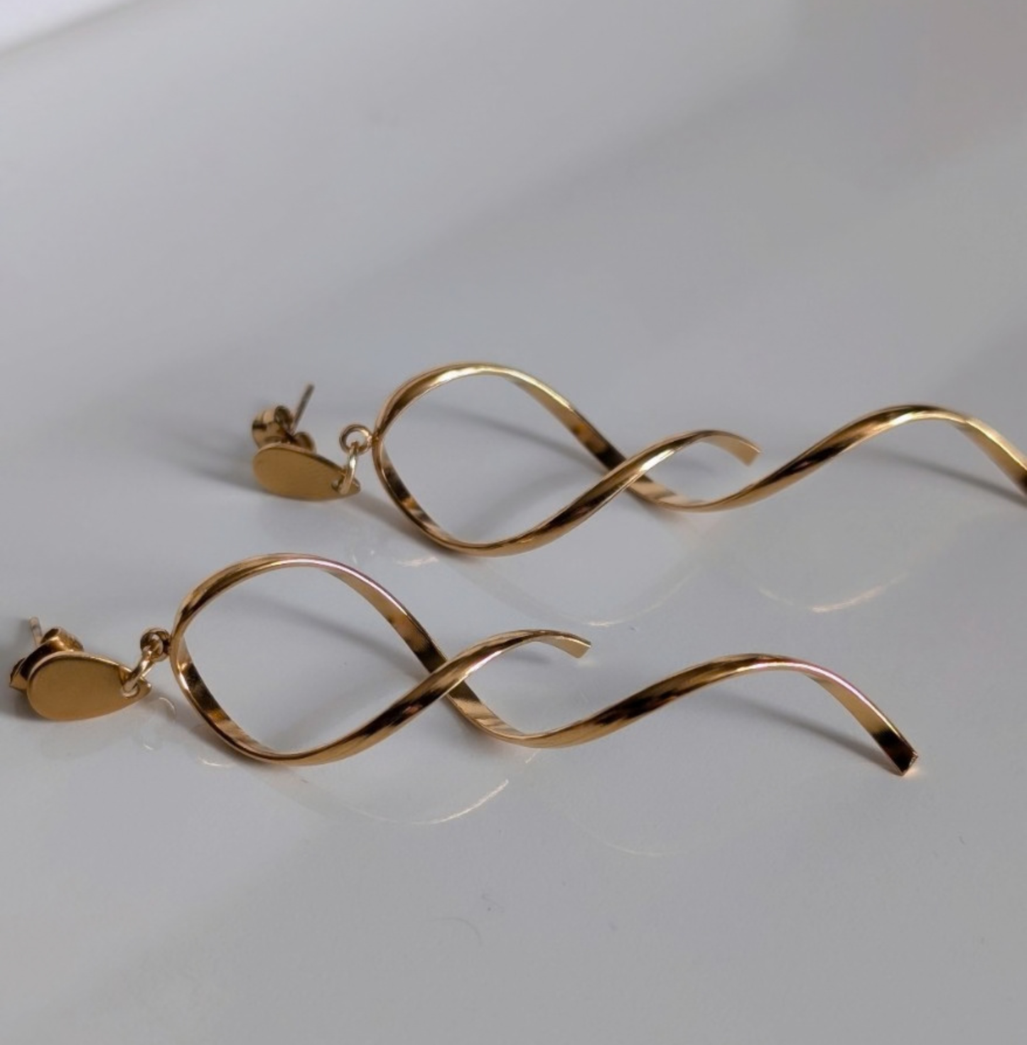 Ohrringe Edelstahl 14K vergoldet – Tropfenohrstecker mit spiralförmigem Hänger, 77 mm