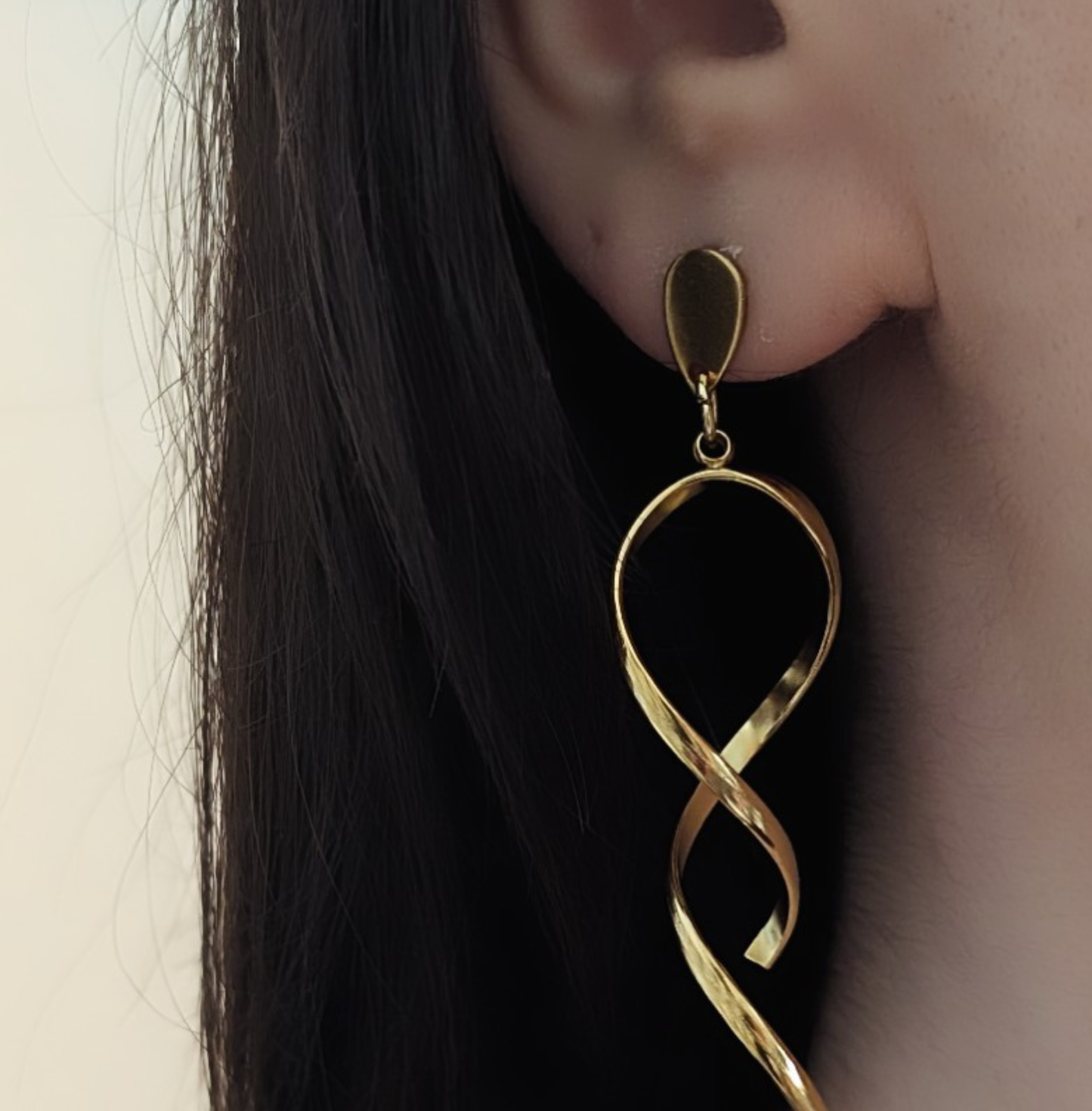 Ohrringe Edelstahl 14K vergoldet – Tropfenohrstecker mit spiralförmigem Hänger, 77 mm